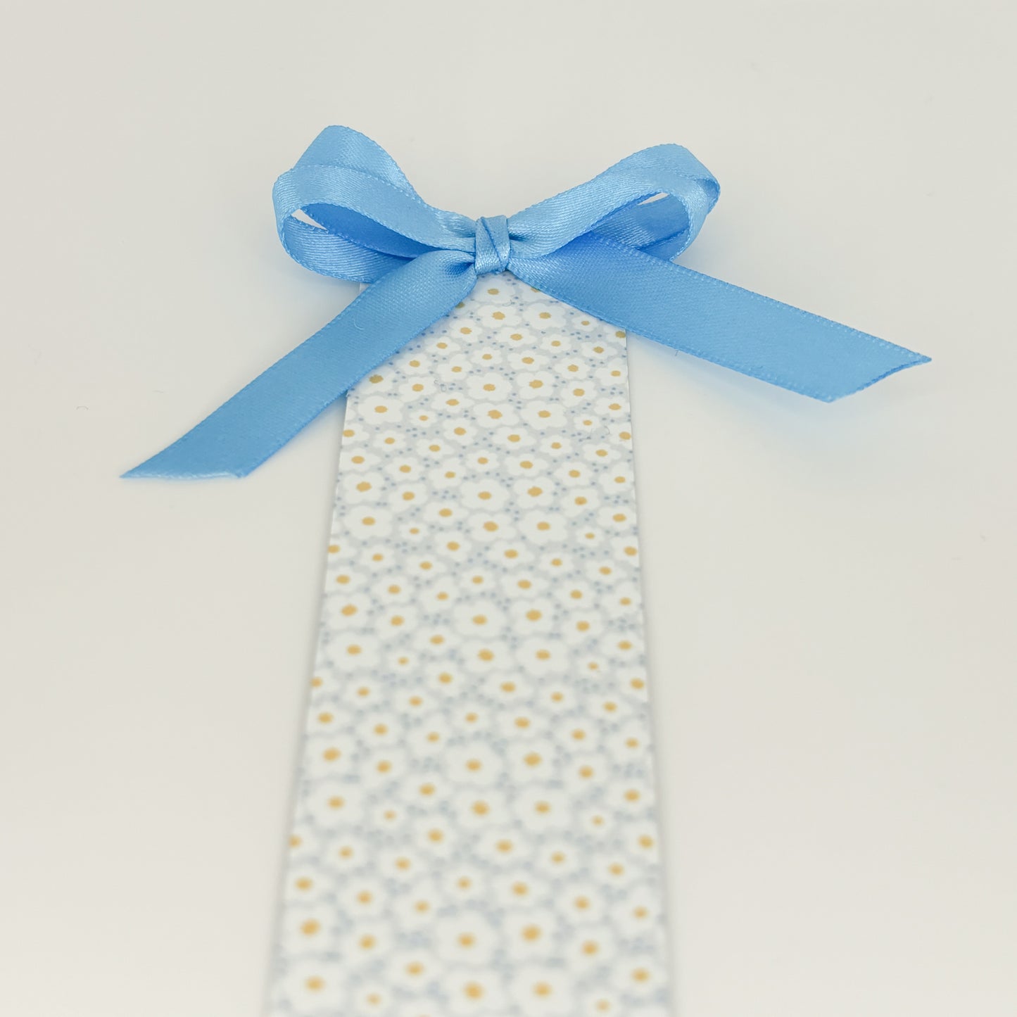 dainty daisy mini bookmark